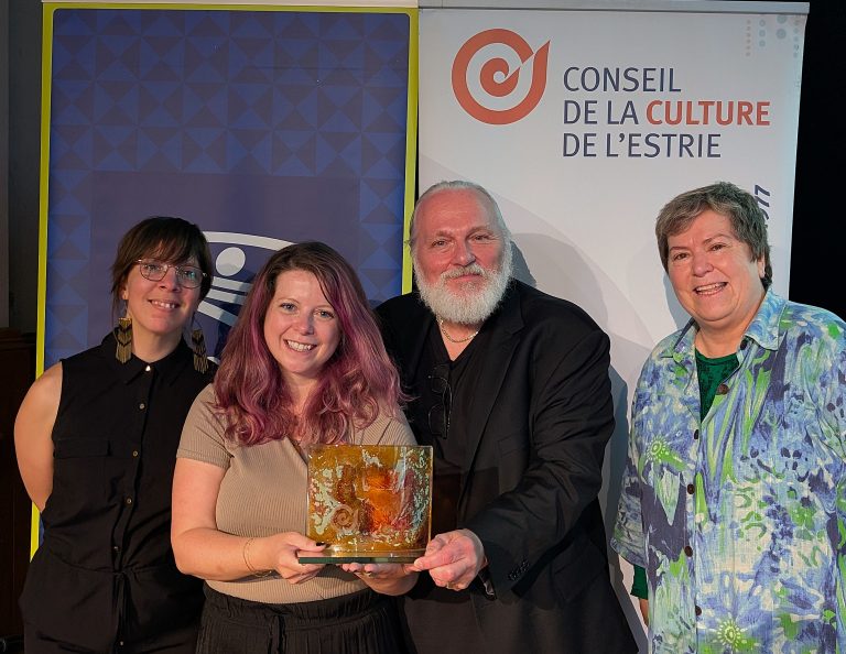 Marie-Lou Béland, lauréate du Prix Excellence culture Estrie 2025, entourée des partenaires du prix : Mélodie Turcotte de Télé-Québec, André L'Heureux, directeur général du Conseil de la culture de l’Estrie et Sylvie L. Bergeron, présidente du Conseil de la culture de l’Estrie.