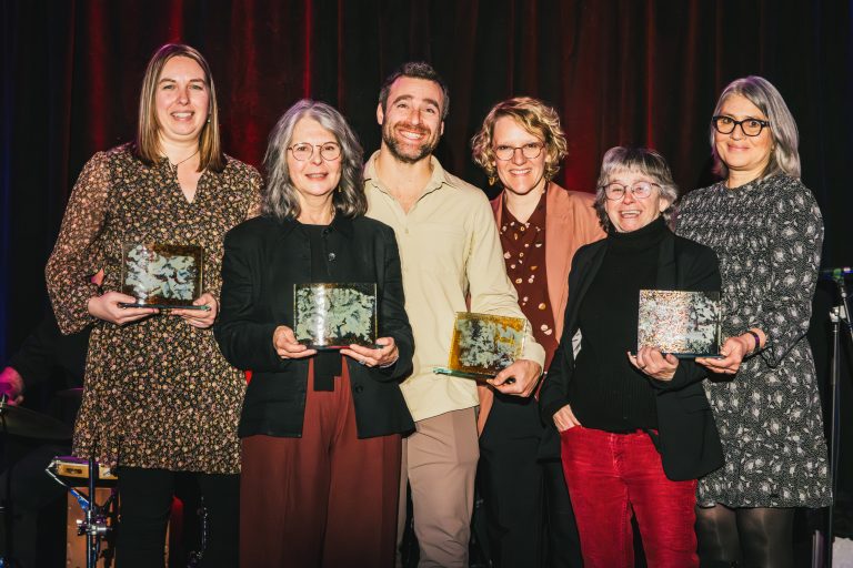 Nathalie Bossé, lauréate du Prix Relève, Anne Bolduc, lauréate du Prix Art + Environnement, Nicolas Zemmour, lauréat du Prix du CALQ – Artiste de l’année en Estrie, Priscille Gendron, Directrice du soutien aux organismes de création et de production Conseil des arts et des lettres du Québec, ainsi que Lilie Bergeron, directrice générale et Catherine Melillo, présidente de Côté scène, organisme lauréat du Prix Développement culturel. Crédit photo : Dominick Ménard